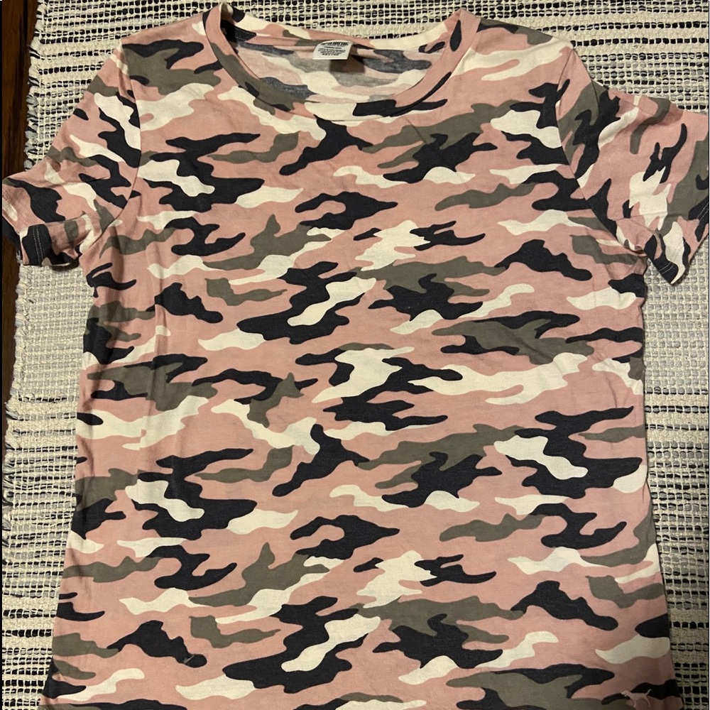 Victoria Secret PINK women’s t-shirt pink camo L
